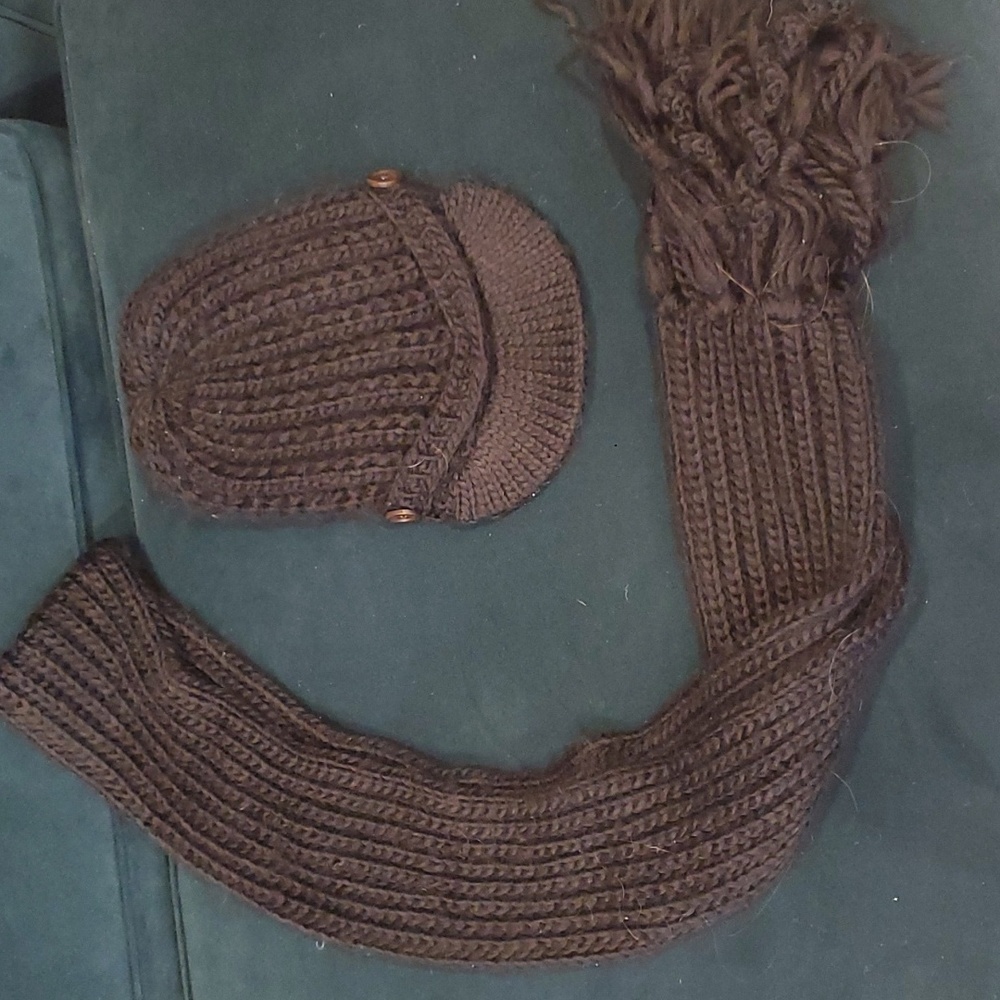 Fossil hat and matching scarf